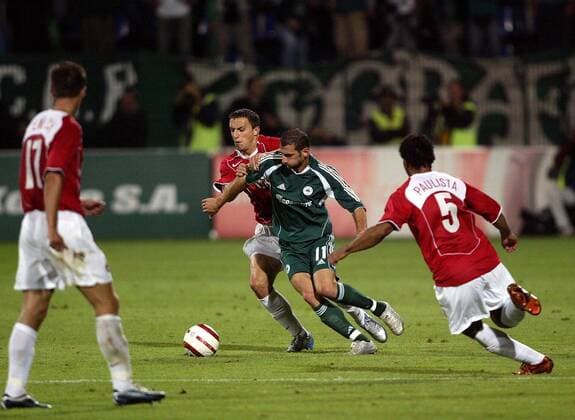 Dimitrios Papadopoulos (Panathinaikos, re.) gegen Dariusz Dudka (Wisla Krakow) -  Fußball EC 1 Herren Champions League Qualifikation 2005, Wisla Krakau - Panathinaikos Athen 3:1 Gruppe Krakau Dynamik,