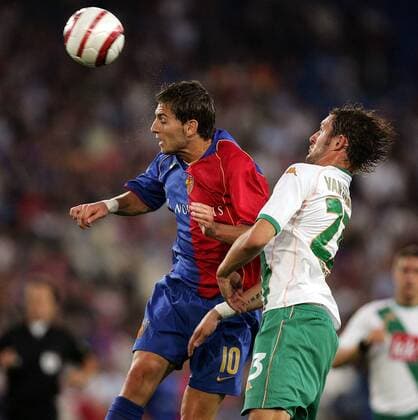 Mladen Petric (Basel, li.) gegen Jelle van Damme (Bremen) Fußball EC 1 Herren Champions League Qualifikation 2005 2006, FC Basel - SV Werder Bremen 2:1 Gruppe Basel Dynamik,