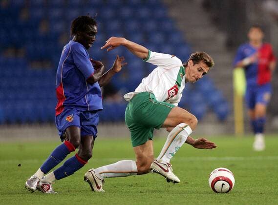 Miroslav Klose (Bremen, re.) gegen Papa Malick Ba (Basel) Fußball EC 1 Herren Champions League Qualifikation 2005 2006, FC Basel - SV Werder Bremen 2:1 Gruppe Basel Dynamik,