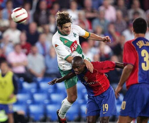 Torsten Frings (Bremen, li.) gegen Kleber (Basel) Fußball EC 1 Herren Champions League Qualifikation 2005 2006, FC Basel - SV Werder Bremen 2:1 Gruppe Basel Dynamik,