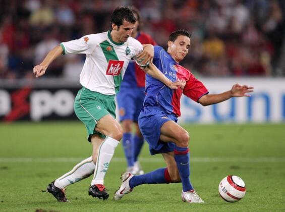Johan Micoud (Bremen, li.) gegen David Degen (Basel) Fußball EC 1 Herren Champions League Qualifikation 2005 2006, FC Basel - SV Werder Bremen 2:1 Gruppe Basel Dynamik,