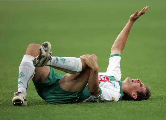 Miroslav Klose (Bremen) verletzt am Boden Fußball EC 1 Herren Champions League Qualifikation 2005 2006, SV Werder Bremen Einzelbild Basel