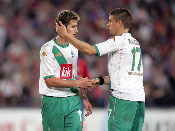 Ivan Klasnic (re.) gratuliert Miroslav Klose (beide Bremen) zu seinem Torerfolg Fußball EC 1 Herren Champions League Qualifikation 2005 2006, SV Werder Bremen Gruppe Basel