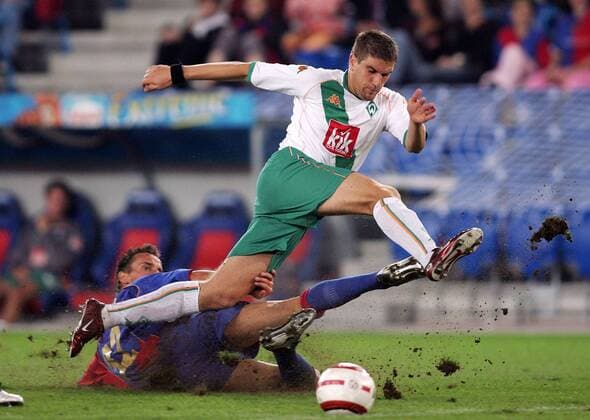 Ivan Klasnic (Bremen, re.) gegen Reto Zanni (Basel) Fußball EC 1 Herren Champions League Qualifikation 2005 2006, FC Basel - SV Werder Bremen 2:1 Gruppe Basel Dynamik, Kampf,