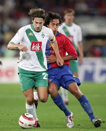 Torsten Frings (Bremen, li.) gegen Matias Emilio Delgado (Basel) Fußball EC 1 Herren Champions League Qualifikation 2005 2006, FC Basel - SV Werder Bremen 2:1 Gruppe Basel Dynamik,