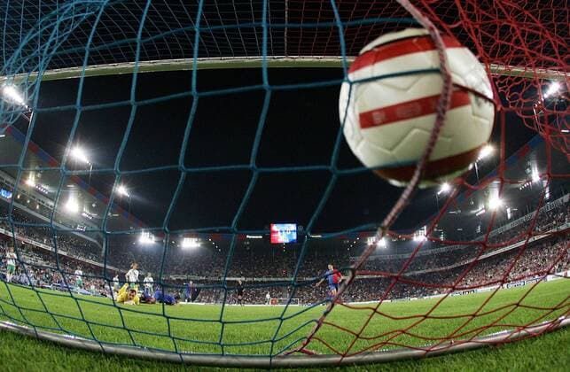 Der Ball fliegt ins Netz, wodurch der FC Basel 2:0 in Führung geht - Torwart Reinke (Bremen) liegt am Boden und kann dem Ball nur hinterher schauen Fußball EC 1 Herren Champions League Qualifikation 2005 2006, FC Basel - SV Werder Bremen 2:1 Totale Basel
