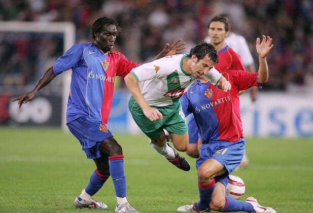 Johan Micoud (Bremen, Mitte) wird von Papa Malick Ba (li.) und David Degen (beide Basel) zu Fall gebracht Fußball EC 1 Herren Champions League Qualifikation 2005 2006, FC Basel - SV Werder Bremen 2:1 Gruppe Basel Dynamik,
