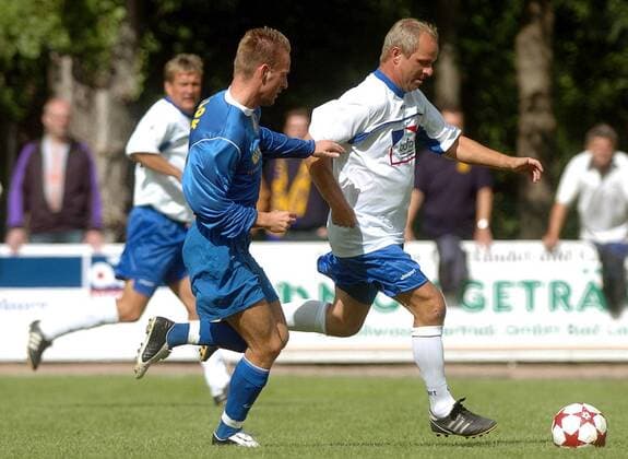 Dieter Kühn (DDR Oldstars, re.) gegen Maik Hänisch (Lok Leipzig) Fußball Herren Traditionsspiel 2005, Traditionsmannschaft, Traditionsteam, Traditionsauswahl, Traditionself Gruppe Stedten Dynamik,