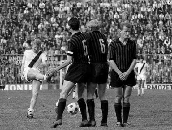 Giovanni Trapattoni (re.) und u.a. Karl Heinz Schnellinger (6, beide Milan) in der Freistoßmauer, Helmut Haller (Bologna, li.) zieht ab Fußball Herren Serie A 1966 1967, 1. Italienische Liga, AC Mailand - FC Bologna 1:1, Milan Gruppe Mailand Abwehr, Dynamik,