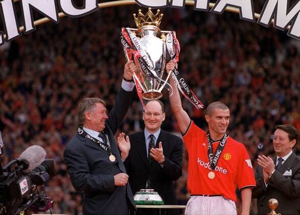 Trainer Alex Ferguson (li.) und Kapitän Roy Keane (beide Manchester United) mit dem Meisterpokal -  Fußball Herren English Premier League 2000 2001, 1. Englische Liga, Manchester United Gruppe ManU Manchester Harmonie, Freude,