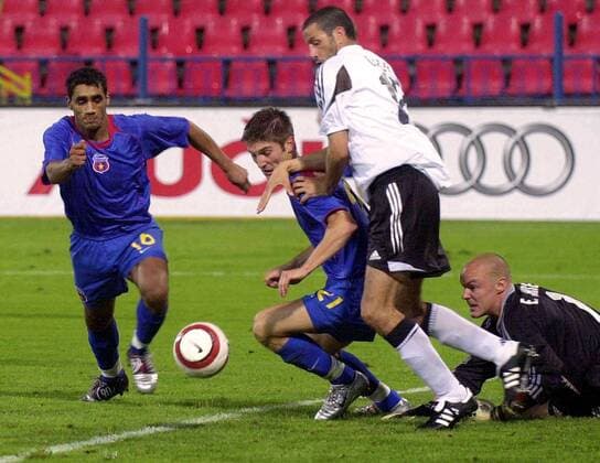 Banel Nicolita (li.) und Andrei Cristea (Mitte, beide Steaua Bukarest) gegen Alejandro Lago (2.v.re.) und Torwart Espen Johnsen (beide Trondheim) Fußball Herren Champions League Qualifikation 2005 2006, Steaua Bukarest - Rosenborg Trondheim BK 1:1 Gruppe Bukarest Dynamik, Kampf,