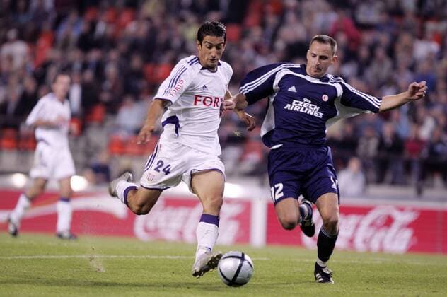 Serhat Akin (Anderlecht, li.) gegen Ivan Kovac (Slavia Prag) -  Fußball EC 1 Herren Champions League Qualifikation 2005 2006, RSC Anderlecht - Slavia Prag 2:1 Gruppe Brüssel Dynamik,
