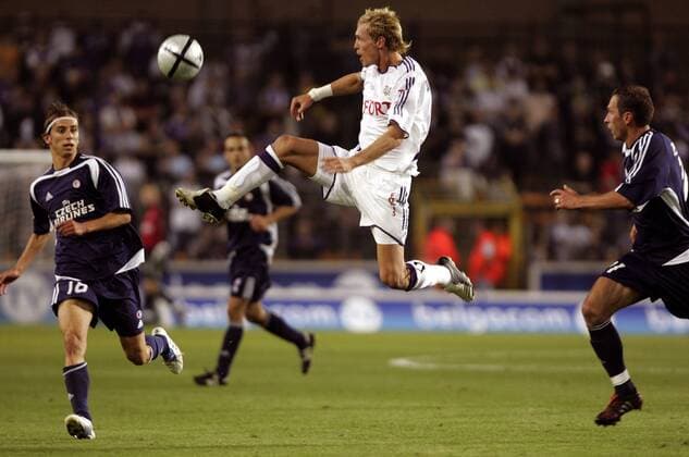 Christian Wilhelmsson (Anderlecht, re.) mit einer artistischen Ballannahme, li. Dusan Svento (Slavia Prag) -  Fußball EC 1 Herren Champions League Qualifikation 2005 2006, RSC Anderlecht - Slavia Prag 2:1 Gruppe Brüssel Dynamik, Höhe,