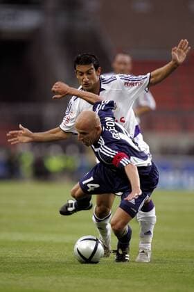 Serhat Akin (Anderlecht, hi.) bringt Patrick Gedeon (Slavia Prag) zu Fall -  Fußball EC 1 Herren Champions League Qualifikation 2005 2006, RSC Anderlecht - Slavia Prag 2:1 Gruppe Brüssel Dynamik,