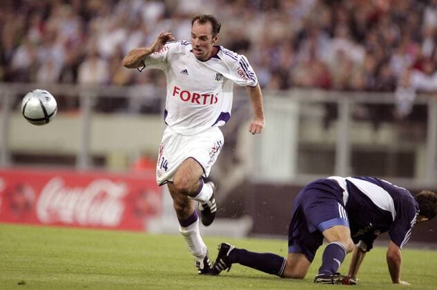 Bart Goor (Anderlecht, li.) umspielt einen Gegenspieler von Slavia Prag -  Fußball EC 1 Herren Champions League Qualifikation 2005 2006, RSC Anderlecht - Slavia Prag 2:1 Gruppe Brüssel Dynamik,