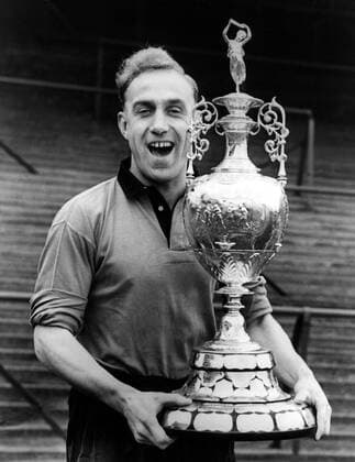 William Wright (Wolverhampton Wanderers) mit dem Meisterpokal -  Fußball Herren English First Division 1953 1954, 1. Englische Liga, Wolverhampton Wanderers, Wolves Einzelbild Wolverhampton Freude,