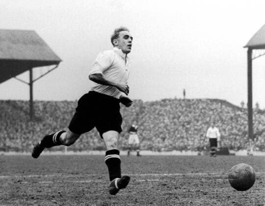 William Wright (Wolverhampton Wanderers) am Ball -  Fußball Herren English First Division 1949 1950, 1. Englische Liga, Wolverhampton Wanderers, Wolves Gruppe Wolverhampton Dynamik,