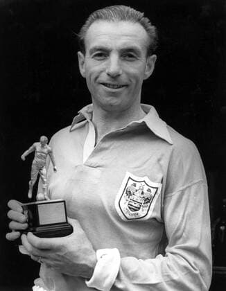 Stanley Matthews (Blackpool) freut sich über den Pokal für den Fußballer des Jahres -  Fußball Herren English First Division 1947 1948, 1. Englische Liga, FC Blackpool Einzelbild Aufnahmedatum geschätzt Blackpool