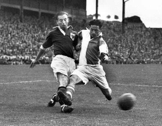 Stanley Matthews (Blackpool, li.) im Zweikampf -  Fußball Herren English Second Division 1947 1948, 2. Englische Liga, Blackburn Rovers - FC Blackpool 1:1 Gruppe Blackburn Dynamik, Kampf,