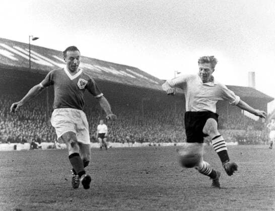Stanley Matthews (Blackpool, li.) zieht ab -  Fußball Herren English First Division 1957 1958, 1. Englische Liga, FC Blackpool Gruppe Bloomfield Road Stadium, Aufnahmedatum geschätzt Blackpool Dynamik,