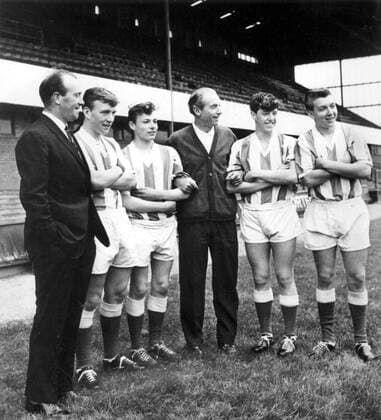 Trainer Tony Waddington (li.) und Stanley Matthews (Mitte) mit vier jungen Stoke City Spielern -  Fußball Herren English First Division 1963 1964, 1. Englische Liga, Stoke City Gruppe Stoke