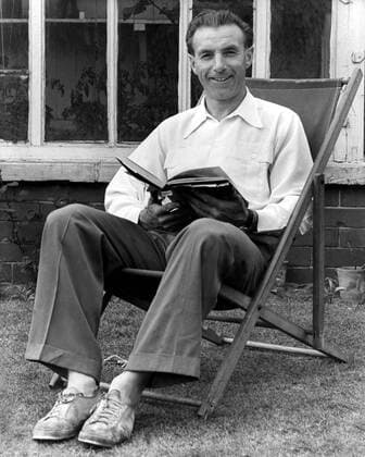 Stanley Matthews (Blackpool) sitzt mit einem Buch in der Hand in einem Liegestuhl -  Fußball Herren English First Division 1952 1953, 1. Englische Liga, FC Blackpool Einzelbild Blackpool