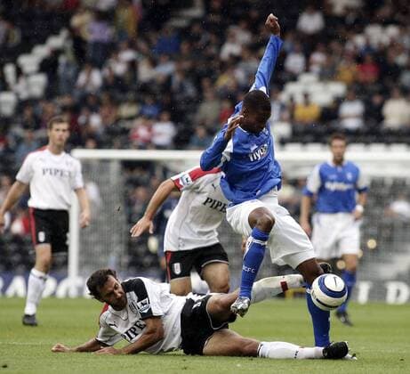 Sylvain Legwinski (Fulham) stochert gegen Julian Gray (Birmingham) -  Fußball Herren English Premier League 2005 2006, 1. Englische Liga, FC Fulham - Birmingham City 0:0 Gruppe London