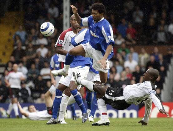 Luis Boa Morte (Fulham) stochert halb liegend gegen Jermaine Pennant (Birmingham) -  Fußball Herren English Premier League 2005 2006, 1. Englische Liga, FC Fulham - Birmingham City 0:0 Gruppe London