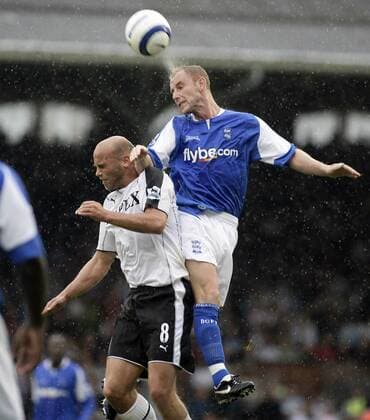 Claus Jensen (Fulham) verliert das Kopfballduell gegen einen Birminghamer Konkurrenten -  Fußball Herren English Premier League 2005 2006, 1. Englische Liga, FC Fulham - Birmingham City 0:0 Gruppe London Kampf,