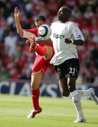 Stewart Downing (Middlesbrough, li.) gegen Momo Sissoko (Liverpool) -  Fußball Herren English Premier League 2005 2006, 1. Englische Liga, FC Middlesbrough - FC Liverpool 0:0 Gruppe Middlesbrough