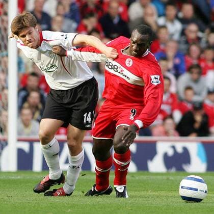 Jimmy Floyd Hasselbaink (Middlesbrough, re.) kämpfersich und haltend gegen Xabi Alonso (Liverpool) -  Fußball Herren English Premier League 2005 2006, 1. Englische Liga, FC Middlesbrough - FC Liverpool 0:0 Gruppe Middlesbrough Kampf,