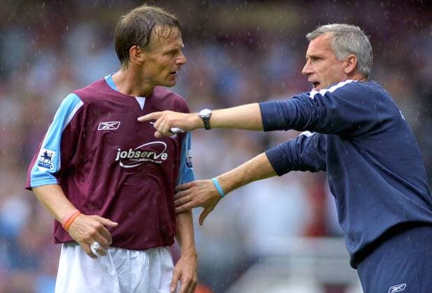 Trainer Alan Pardew gibt Teddy Sheringham (beide West Ham) Anweisungen -  Fußball Herren English Premier League 2005 2006, 1. Englische Liga, West Ham United Gruppe London