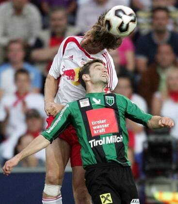 Bernd Windisch (Tirol, vorn) gegen Markus Schopp (Salzburg) Fußball Herren tmobileBundesliga 2005 2006, 1. Österreichische Liga, SV Red Bull Salzburg - FC Wacker Tirol 2:0 Gruppe Salzburg Dynamik,