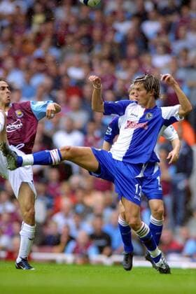 Morten Gamst Pedersen (Blackburn) geht mit gestrecktem Bein zur Sache -  Fußball Herren English Premier League 2005 2006, 1. Englische Liga, West Ham United - Blackburn Rovers 3:1 Gruppe London Dynamik, Kampf,