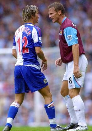 Teddy Sheringham (West Ham, re.) und Morten Gamst Pedersen (Blackburn) geraten aneinander -  Fußball Herren English Premier League 2005 2006, 1. Englische Liga, West Ham United - Blackburn Rovers 3:1 Gruppe London Spannung,