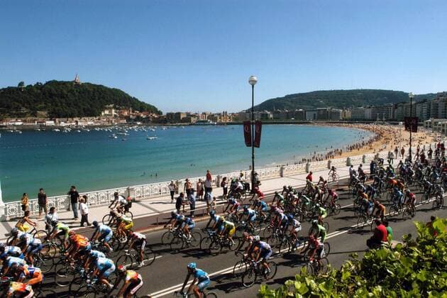 Keine Zeit für Urlaubsgefühle - Das Fahrerfeld bei der Clasica San Sebastian 2005 fährt an der Strandpromenade entlang, ohne auch nur kurz über das Meer zu blicken -  Radsport Herren Clasica San Sebastian 2005, Classica, ProTour, Straßenradsport, Straße, Rad Totale Mittelmeer San Sebastian