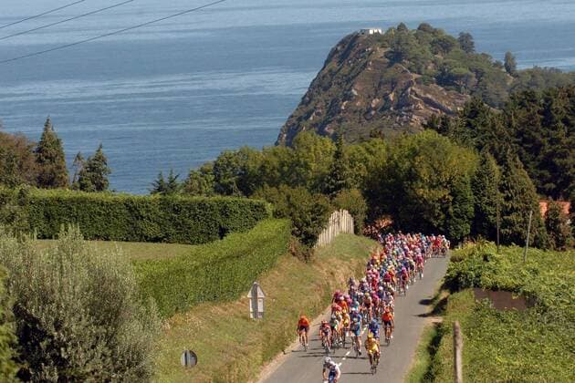 Das Meer und die Berge - die Streckenführung bei der Clasica San Sebastian 2005 führt das Fahrerfeld in hüglige Regionen -  Radsport Herren Clasica San Sebastian 2005, Classica, ProTour, Straßenradsport, Straße, Rad Totale Mittelmeer San Sebastian