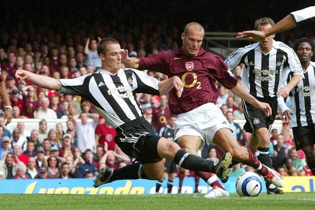 Scott Parker (Newcastle, li.) gegen Fredrik Ljungberg (Arsenal) -  Fußball Herren English Premier League 2005 2006, 1. Englische Liga, Arsenal FC London - Newcastle United 2:0 Gruppe London Dynamik,