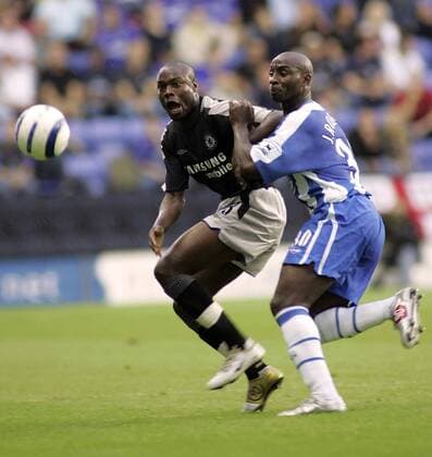 William Gallas (Chelsea, li.) gegen Jason Roberts (Wigan) - EDITORIAL USE ONLY. No use with unauthorised audio, video, data, fixture lists, club league logos or live services. Online in-match use limited to 120 images, no video emulation. No use in betting, games or single club league player publications. Fußball Herren English Premier League 2005 2006, 1. Englische Liga, Wigan Athletic - Chelsea FC London 0:1 Gruppe Wigan Dynamik,