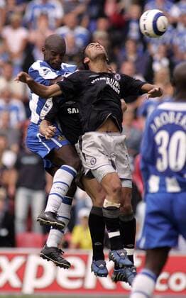 Paulo Ferreira (Chelsea, Mitte) gegen Damien Francis (Wigan) - EDITORIAL USE ONLY. No use with unauthorised audio, video, data, fixture lists, club league logos or live services. Online in-match use limited to 120 images, no video emulation. No use in betting, games or single club league player publications. Fußball Herren English Premier League 2005 2006, 1. Englische Liga, Wigan Athletic - Chelsea FC London 0:1 Gruppe Wigan Dynamik, Höhe,