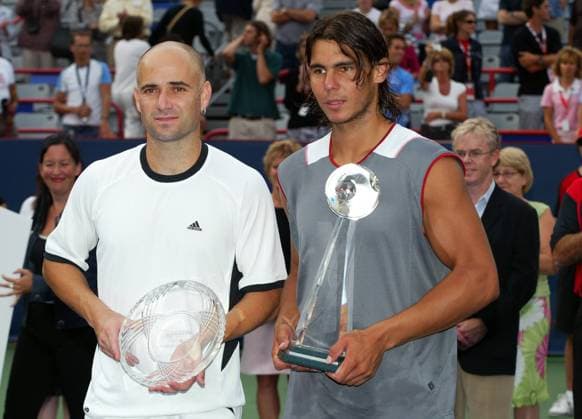 Rafael Nadal (Spanien, re.) präsentiert neben seinem Finalgegner Andre Agassi (USA) den Pokal für den Sieg beim Rogers Cup in Montreal 2005 -  Tennis Herren Rogers Cup 2005, Masters Series, ATP Tour Gruppe Montreal