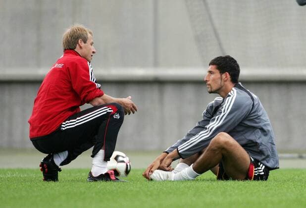 Bundestrainer Jürgen Klinsmann (li.) im Einzelgespräch mit Kevin Kuranyi (beide Deutschland) Fußball Herren Nationalmannschaft 2005, Nationalteam, Training Gruppe Frankfurt M.