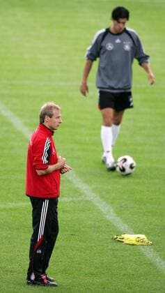 Bundestrainer Jürgen Klinsmann beobachtet das Training, re. Ballack (beide Deutschland) Fußball Herren Nationalmannschaft 2005, Nationalteam, Training Gruppe Frankfurt M.