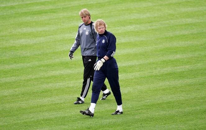 Torwart Oliver Kahn (re.) mit grimmigem Blick, sein Torwartkollege Timo Hildebrand (beide Deutschland) wirkt wesentlich entspannter Fußball Herren Nationalmannschaft 2005, Nationalteam, Training Gruppe Frankfurt M.