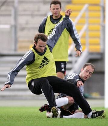 Dietmar Hamann (li.) gegen Fabian Ernst (beide Deutschland) Fußball Herren Nationalmannschaft 2005, Nationalteam, Training Gruppe Frankfurt M. Dynamik, Kampf