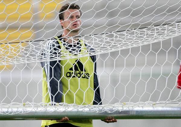 Christian Wörns (Deutschland) packt mit an Fußball Herren Nationalmannschaft 2005, Nationalteam, Training Einzelbild Frankfurt M.