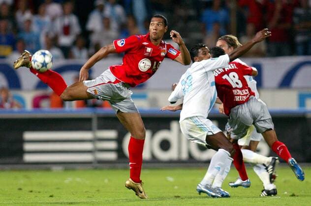 John Carew (Lyon, li.) spielt den Ball elegant mit der Hacke, re. Habib Beye (Marseille) Fußball Herren Ligue Une 2005 2006, 1. Französische Liga, Olympique Marseille - Olympique Lyonnais 1:1, OM, OL Gruppe pan10500 Marseille Dynamik,  