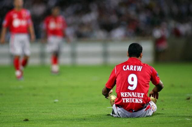 John Carew (Lyon) sitzt am Boden Fußball Herren Ligue Une 2005 2006, 1. Französische Liga, Olympique Lyonnais, OL, Vdig Einzelbild pan10504 Marseille  