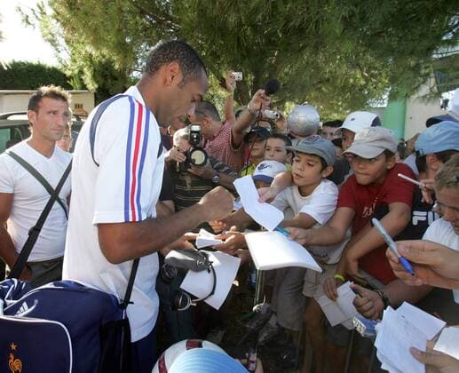 Thierry Henry (Frankreich) erfüllt Autogrammwünsche Fußball Herren Nationalmannschaft 2005, Nationalteam, Training, Vdig Gruppe pan10502  