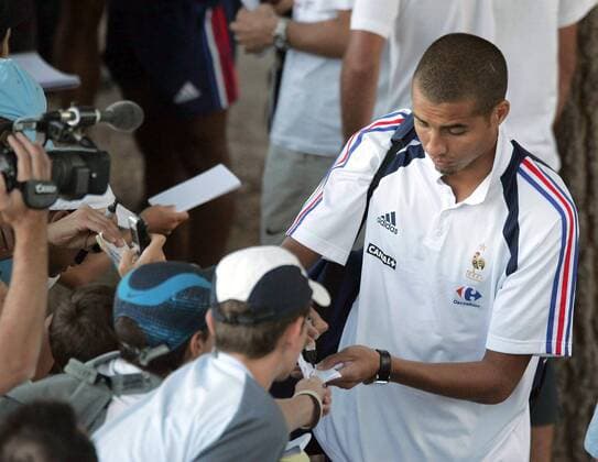 David Trezeguet (Frankreich) erfüllt Autogrammwünsche Fußball Herren Nationalmannschaft 2005, Nationalteam, Training, Vdig Gruppe pan10502  